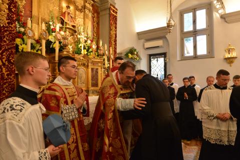 M<sup>gr</sup> Wach donne la paix à chacun des séminaristes
