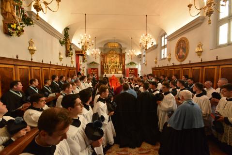 Le Pontife se recueille quelques instants devant le Saint-Sacrement