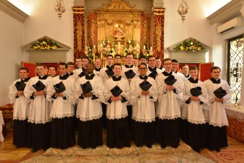 Les séminaristes de première année revêtus de la soutane