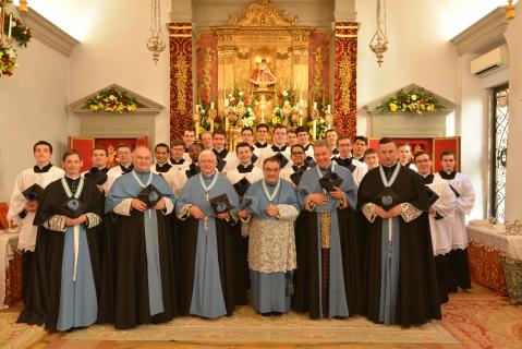 Les séminaristes de première année revêtus de la soutane entourés de leurs supérieurs