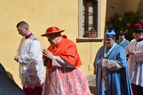 Le Cardinal quitte la salle du Trône en cortège, et se dirige vers la chapelle