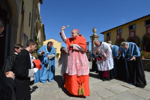 Aspersion par le Pontife sur le seuil de la chapelle