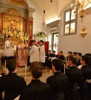 Le Pontife prie pour le futur clerc