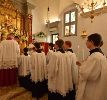 Les nouveaux clercs offrent leurs cierges au Pontife