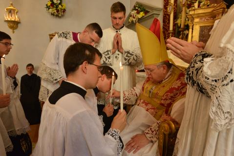 Les nouveaux clercs offrent leurs cierges au Pontife