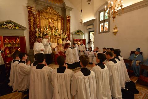 Le Pontife impose une pénitence à chaque tonsuré