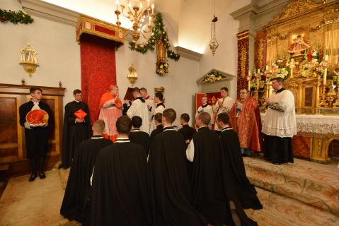Bénédiction des habits de ch&oelig;ur par S.E.R. le Cardinal Burke