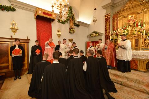 Aspersion des habits de ch&oelig;ur par S.E.R. le Cardinal Burke