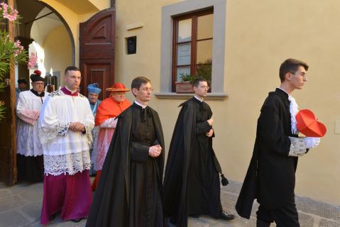 Le Cardinal rejoint la salle du Trône