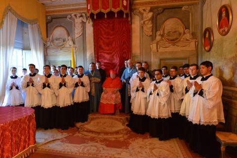 Le Cardinal, les Supérieurs et les nouveaux tonsurés à la salle du Trône