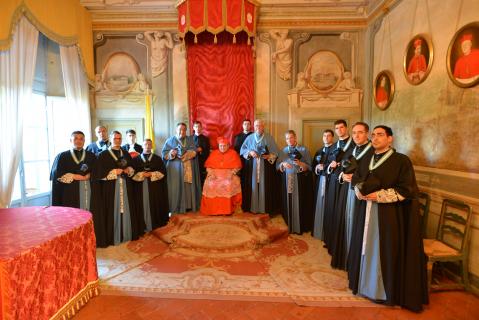 Le Cardinal, les Supérieurs et les futurs prêtres à la salle du Trône