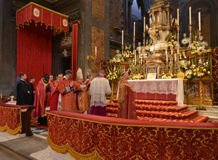 Le Pontife se rend à l&rsquo;autel