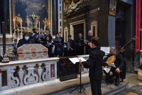 Chant du <i>Gloria</i> par le ch&oelig;ur dirigé par le Maestro Samuele Lastrucci