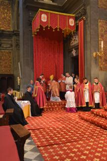 Le Pontife bénit le sous-diacre après le chant de l&rsquo;Épître