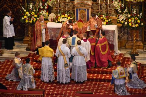 Impositions de l&rsquo;étole et de la chasuble