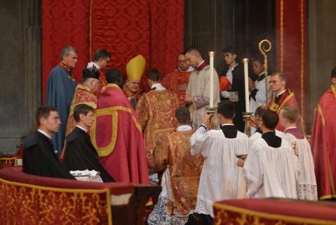 Le diacre reçoit la bénédiction du Pontife avant d&rsquo;aller chanter l&rsquo;Évangile