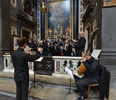 Chant du <i>Credo</i> par le ch&oelig;ur dirigé par le Maestro Samuele Lastrucci