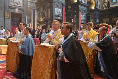 Un chanoine assiste chaque nouveau prêtre qui célèbre la Messe avec le Pontife
