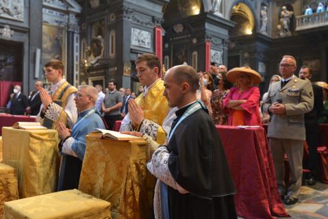 Un chanoine assiste chaque nouveau prêtre qui célèbre la Messe avec le Pontife