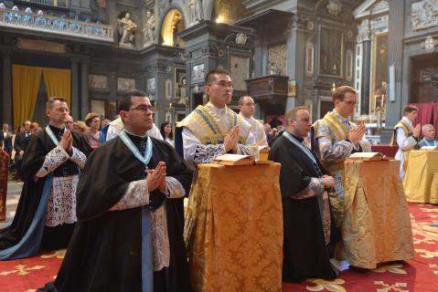 Un chanoine assiste chaque nouveau prêtre qui célèbre la Messe avec le Pontife