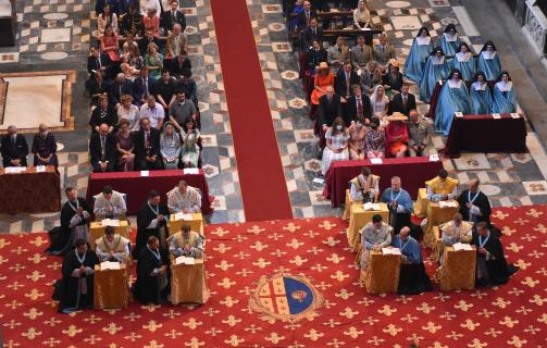 Un chanoine assiste chaque nouveau prêtre qui célèbre la Messe avec le Pontife