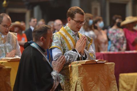 Un chanoine assiste chaque nouveau prêtre qui célèbre la Messe avec le Pontife