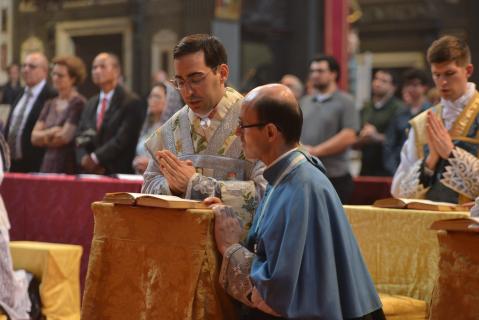 Un chanoine assiste chaque nouveau prêtre qui célèbre la Messe avec le Pontife