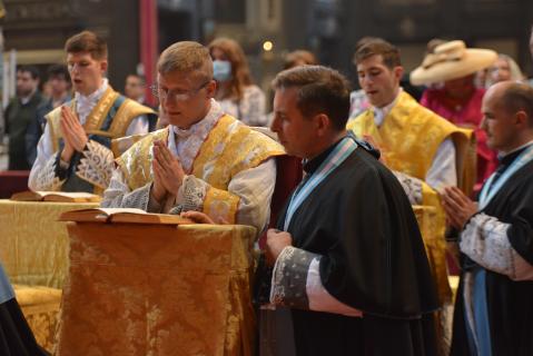 Un chanoine assiste chaque nouveau prêtre qui célèbre la Messe avec le Pontife