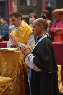 Un chanoine assiste chaque nouveau prêtre qui célèbre la Messe avec le Pontife