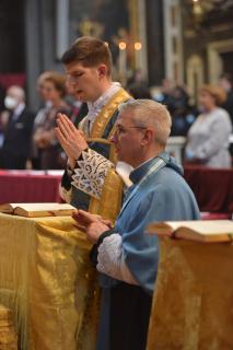 Un chanoine assiste chaque nouveau prêtre qui célèbre la Messe avec le Pontife