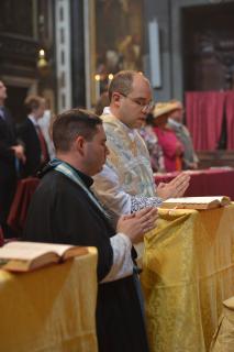 Un chanoine assiste chaque nouveau prêtre qui célèbre la Messe avec le Pontife