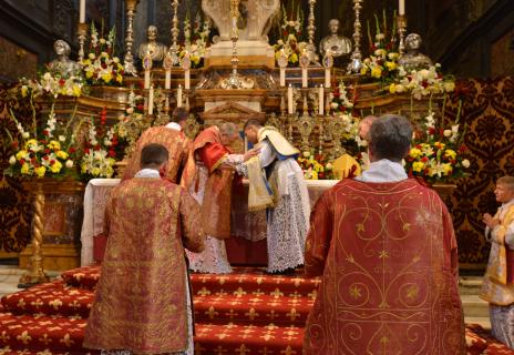 Le Pontife donne la paix aux nouveaux prêtres