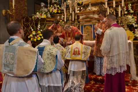 Communion des nouveaux prêtres