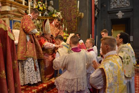 La chasuble de chaque nouveau prêtre est dépliée