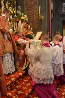 La chasuble de chaque nouveau prêtre est dépliée