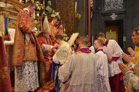 La chasuble de chaque nouveau prêtre est dépliée