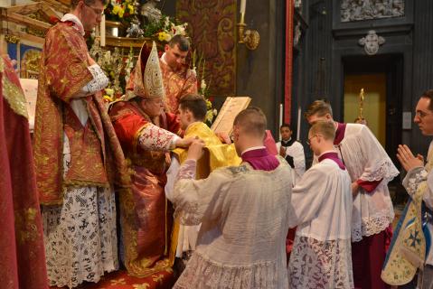 La chasuble de chaque nouveau prêtre est dépliée