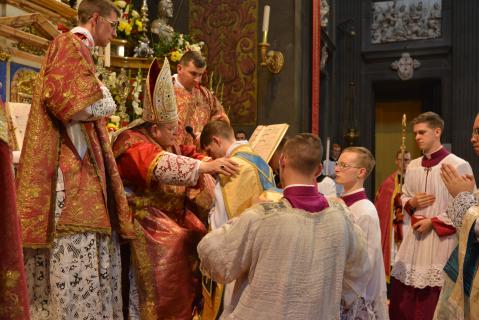 La chasuble de chaque nouveau prêtre est dépliée