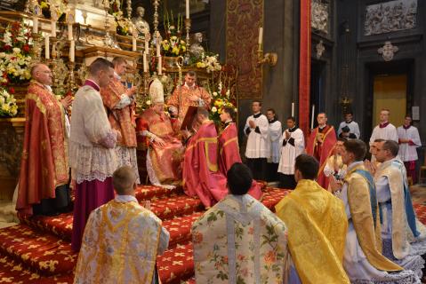 Le Pontife demande aux nouveaux prêtres de célébrer trois messes : une du Saint-Esprit, une de la Sainte Vierge, et la troisième pour les défunts