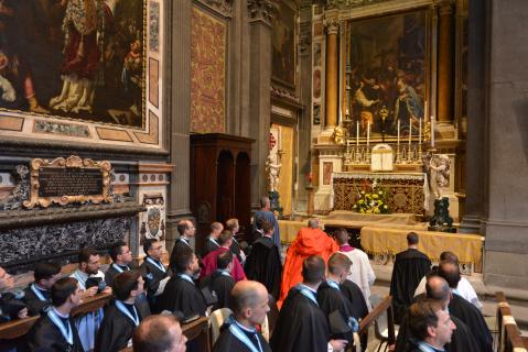 Le Pontife se recueille quelques instants devant le Saint-Sacrement