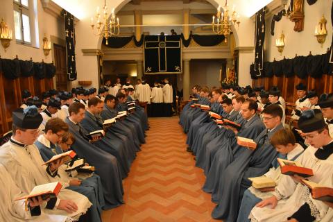 Graduel et séquence <i>Dies Irae</i> chantés par la schola