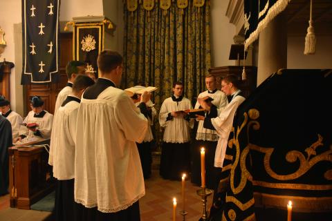 Graduel et séquence <i>Dies Irae</i> chantés par la schola