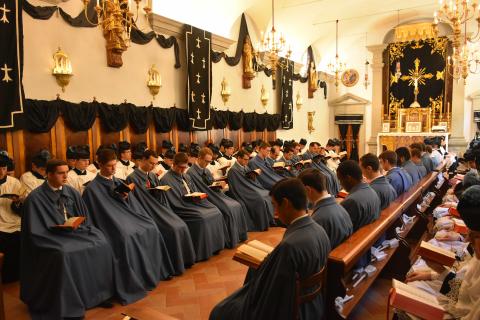 Graduel et séquence <i>Dies Irae</i> chantés par la schola