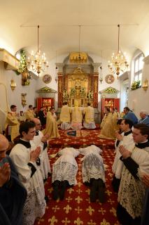 Prostration et chant des Litanies des saints