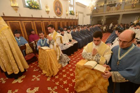 Les jeunes prêtres récitent les prières de la Messe avec le Pontife, assistés par un chanoine
