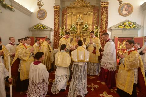 Communion des jeunes prêtres