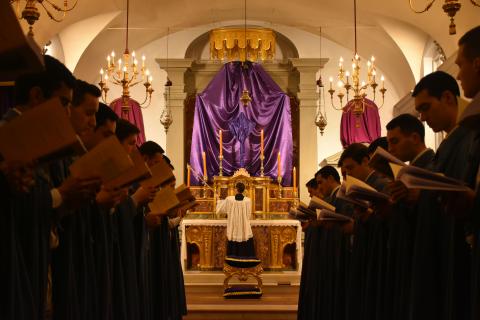 Extinction des cierges de l&rsquo;autel pendant le <i>Benedictus</i>