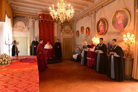 Le pontife à la salle du Trône