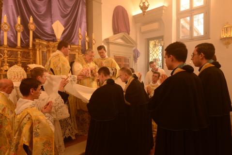 Les chanoines communient de la main du pontife