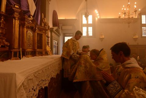 Le pontife reçoit le Saint-Sacrement